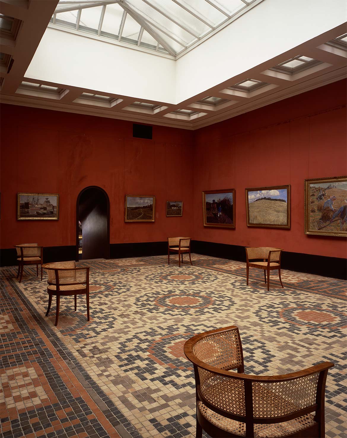 Store malerisal med malerier af Jens Birkholm, Fritz Syberg og Peter Hansen.